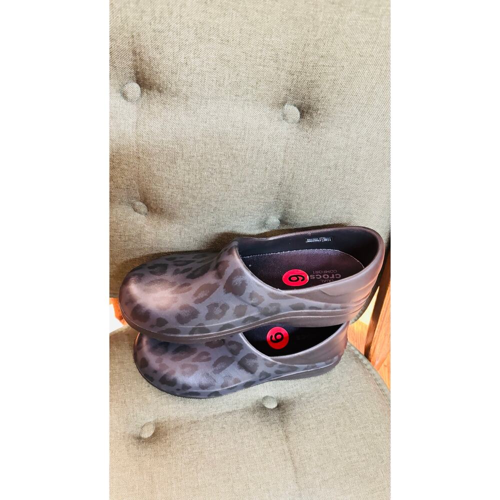 Crocs Neria Pro II slip in black cheetah loafers comfort waterproof clogs sz 6 - Picture 3 of 9